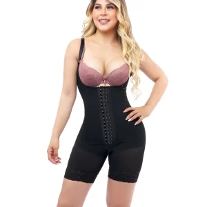 SHORT GIRDLE WITH STRAP BROOCH