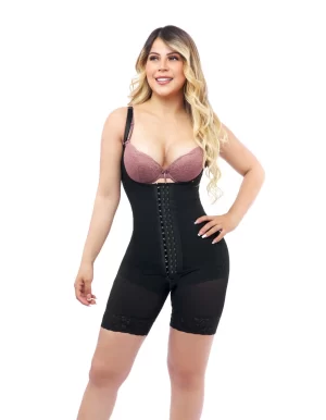 SHORT GIRDLE WITH STRAP BROOCH